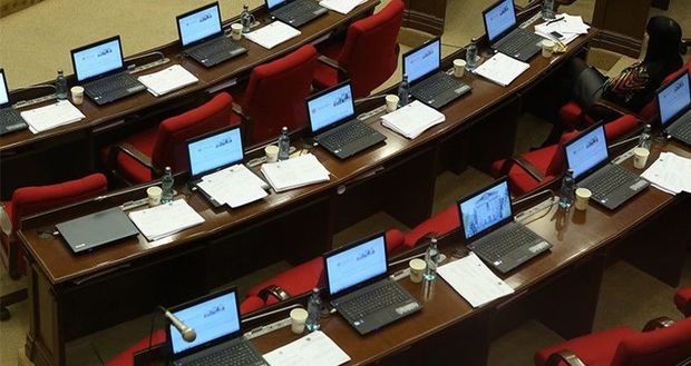 ermenistan-parlamenti-yene-bos-qaldi-iclasa-cemi-10-deputat-geldi